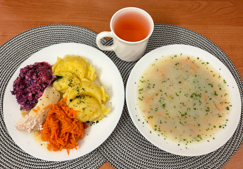 Na zdjęciu znajduje się Jarzynowa z zacierką, Ziemniaki z tłuszczem, Filet z kurczaka pieczony, Sos pietruszkowy, Surówka wykwintna z olejem, Marchew oprószana z olejem, Kompot owocowy